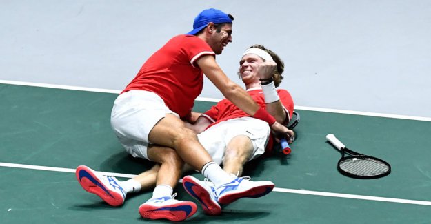 Russia beats Serbia and smoking in the semi-finals at the Davis Cup