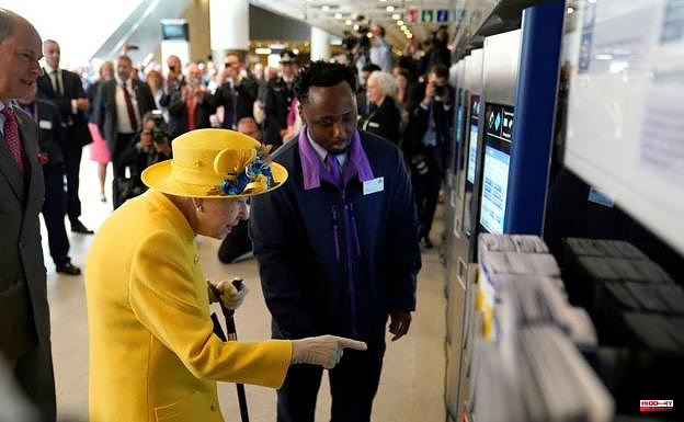 Elizabeth II attends a surprise event on the London Underground