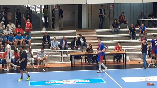 Don Juan Carlos goes to see Pablo Urdangarin play a handball match in Pontevedra