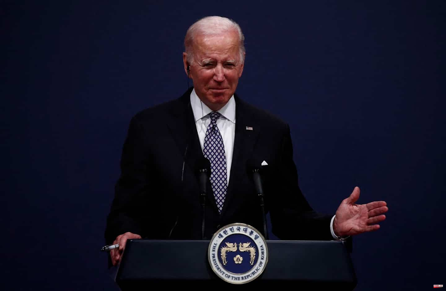 Joe Biden signs legislation providing $40 billion in aid to Ukraine