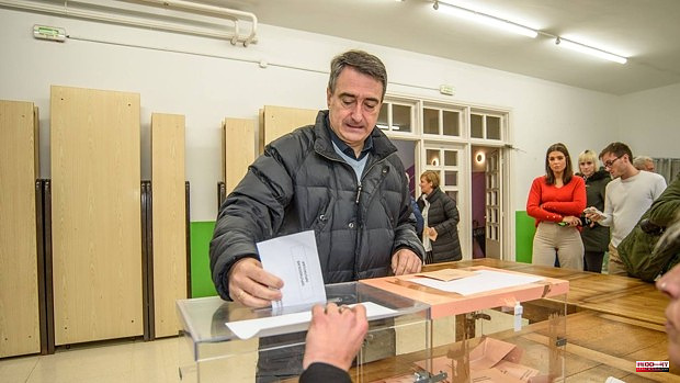 The PNV would win again in the three Basque capitals according to an ETB survey