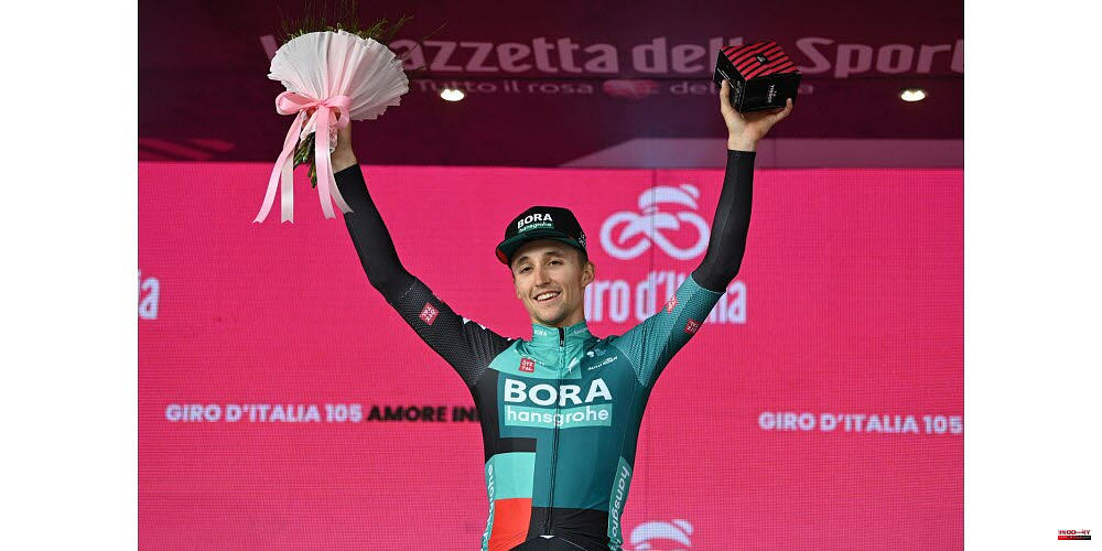 Cycling. Tour of Italy: Covi winner, Dolomites. Carapaz gives the pink jersey to Hindley
