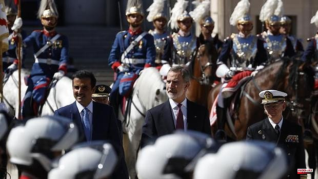 The King and Queen receive the Emir of Qatar with Military Honors at the Royal Palace of Madrid