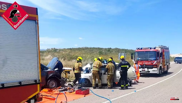 A head-on collision between two vehicles leaves one seriously injured and two slightly injured in the Alicante town of Algueña