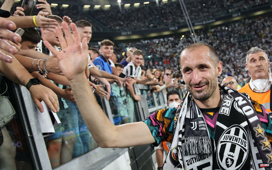 Italy: Giorgio Chiellini's moving farewell to Juventus supporters in Turin