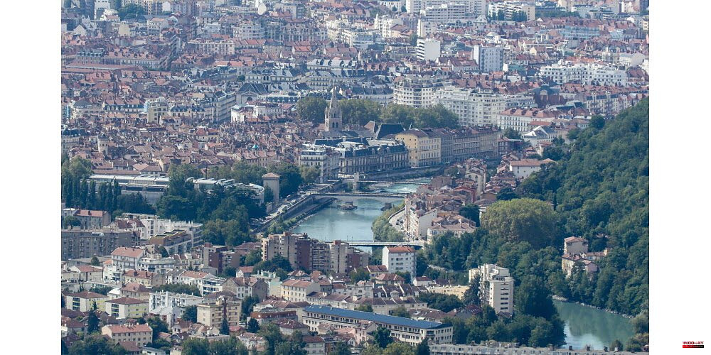 MISCELLANEOUS FACTS. Grenoble: A man dives into the Isere
