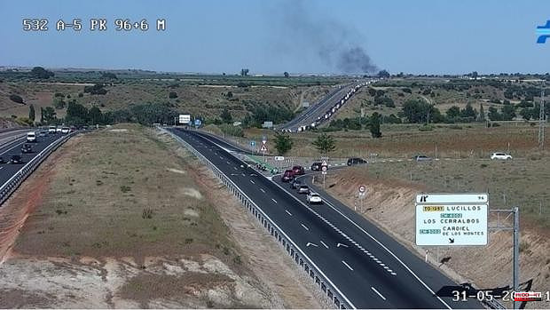 The A-5 in the direction of Madrid was cut due to the overturning and fire of a truck in Los Cerralbos