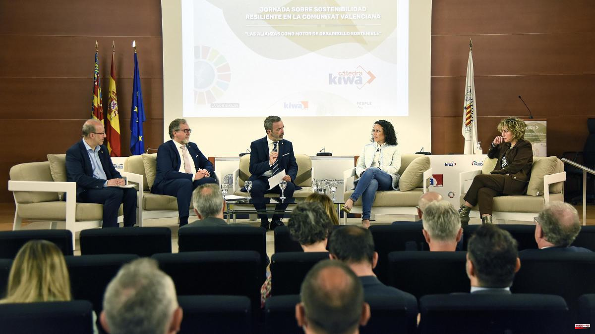 The Kiwa chair debates at the UPV the difficulty of educating in the