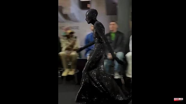 A youtuber, about the Balenciaga parade: «The models walk as if someone owes them money»