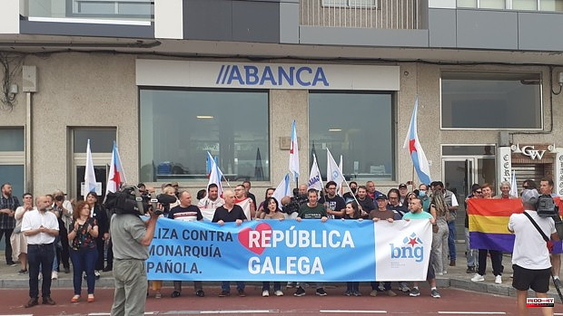 The anti-monarchist protest in Sanxenxo fails: fifty attendees and the majority are BNG militants