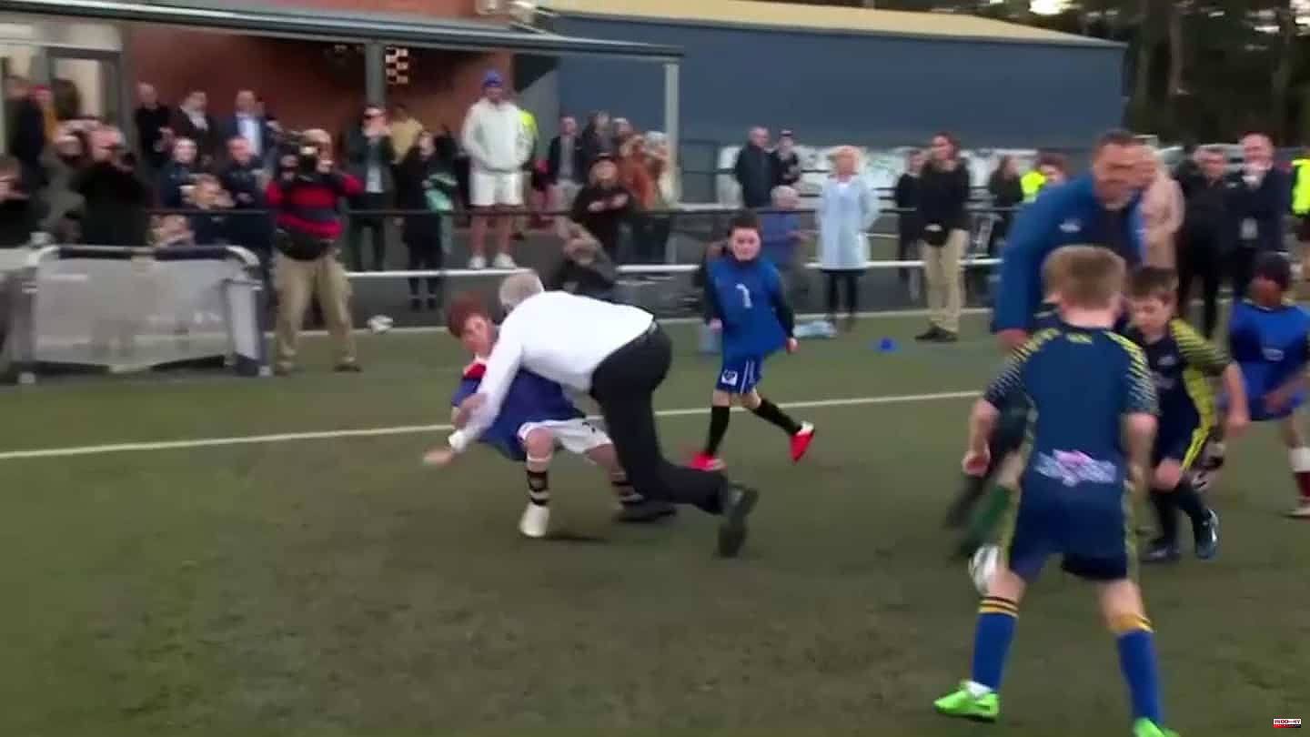 [VIDEO] Australian Prime Minister tackles child while playing soccer