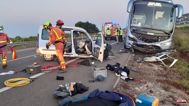 The driver of a van trapped after colliding with a bus in Sagunto is released