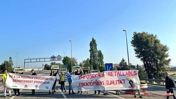Road closures and punctual collapses in Barcelona in the first teachers' strike in May