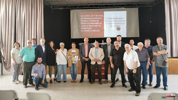 The Board discusses with the mayors of La Jara measures of the Law against Depopulation