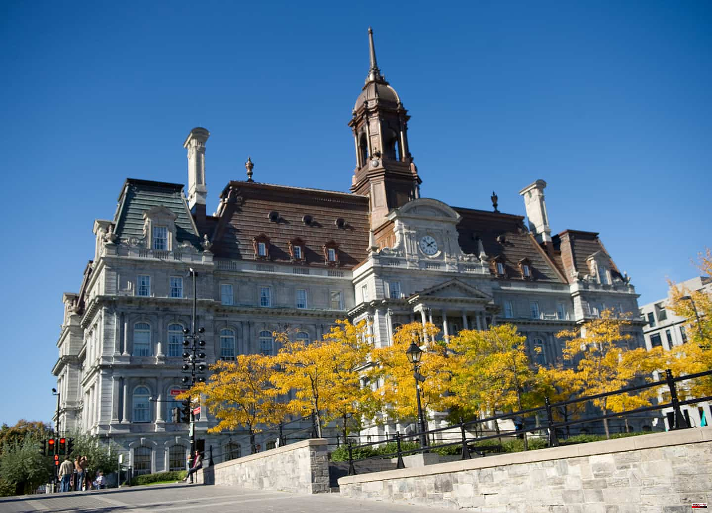 Montreal: at least $28 million more to restore city hall