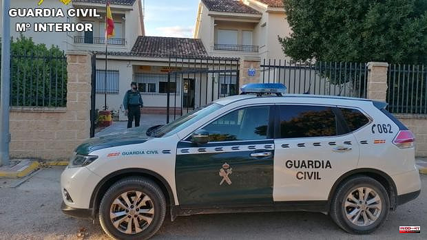Arrested for trying to rob a man when he was withdrawing money from an ATM in La Puebla de Almoradiel