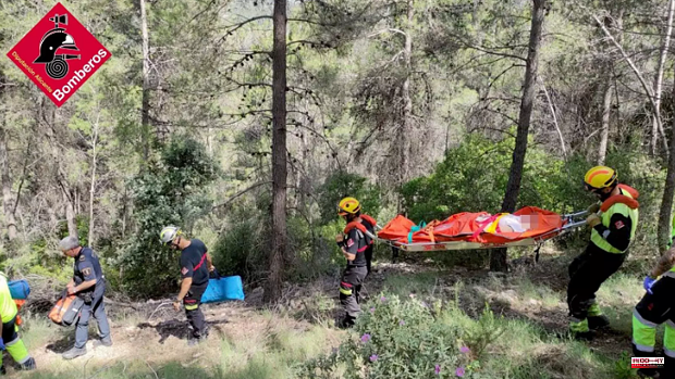 They rescue two hikers in Alcoy and Finestrat, one of them with a broken leg after a fall