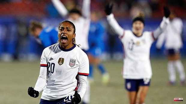 The women's and men's soccer teams of the United States will receive the same