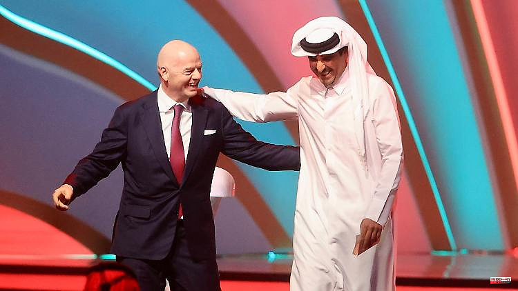 Because he is there himself...: "Human rights activist" Infantino defends Qatar again