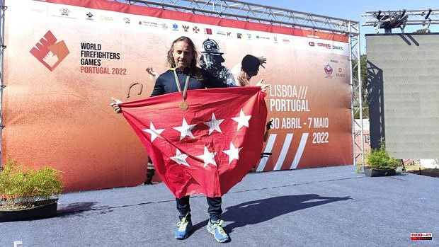 Lorenzo Pérez, the 'super firefighter' from Carabanchel with 64 medals