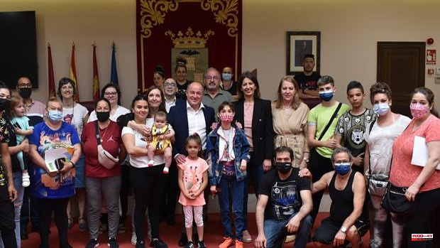 The mayor of Albacete hands over the keys to new homes after a decade without promotions