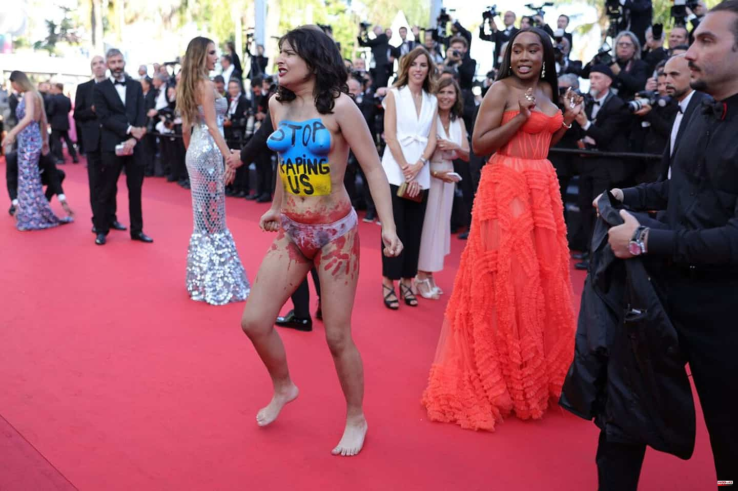 [PHOTOS] A woman denounces Russian rapes in Ukraine on the Cannes red carpet
