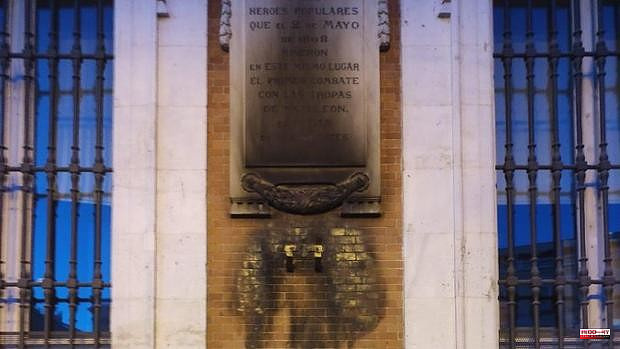 The crown and the plaque to the Heroes of the Dos de Mayo of the headquarters of the Community of Madrid in Sol dawn burned