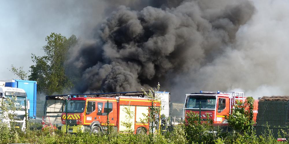 Saint-Andre-de-Cubzac: a truck and three trailers on fire in a company
