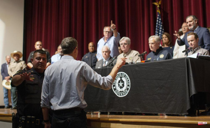 Beto O'Rourke interrupts the briefing echoing US gun debate