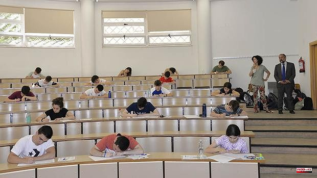 The EvAU exams start at the UCLM without incidents or restrictions