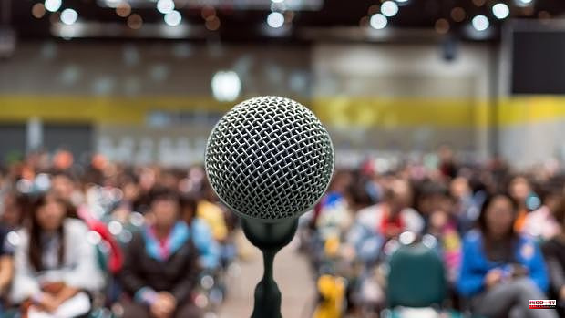 Algorithms and virtual reality to train public speaking