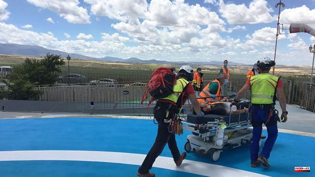 A cyclist was evacuated to the hospital by helicopter after suffering several bee stings in El Espinar