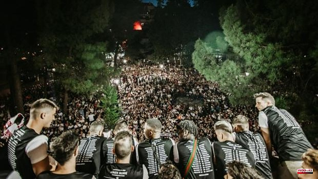 Tens of thousands of people take to the streets to embrace the heroes of the rise of Albacete Balompié