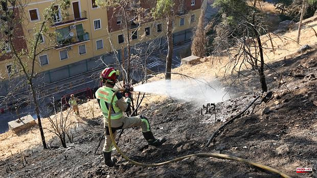 Firefighters extinguish a fire in the rodaderos de la Vega
