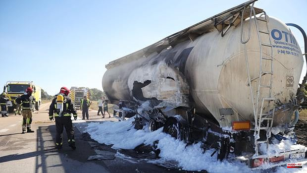 The bursting of a wheel causes a fire in a tanker truck in El Bodón (Salamanca)