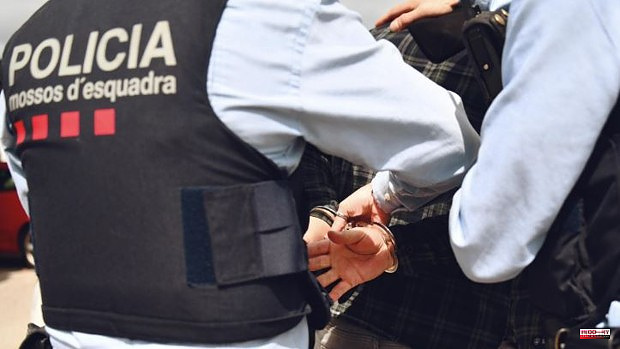 Two arrested for their alleged relationship with the death of a man in an apartment in L'Hospitalet