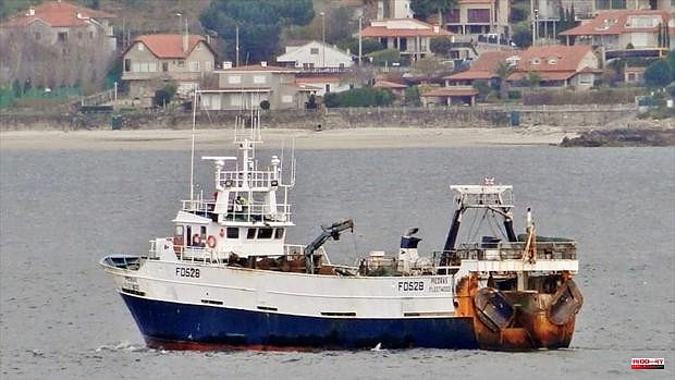 They rescue the eleven crew members of a Galician fishing boat sunk in the Gran Sol