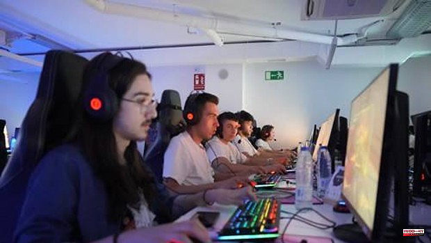 Select candidates playing video games, the latest trend in human resources
