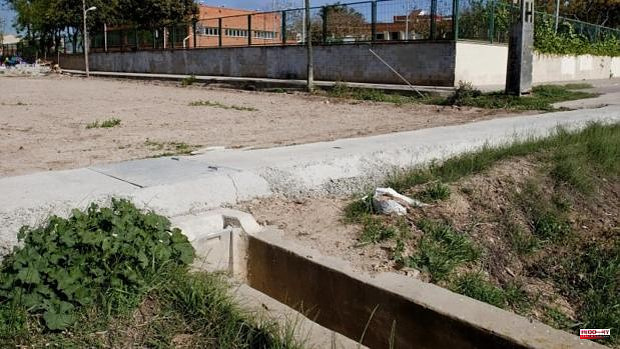 They look for the remains of a corpse after finding a skull in a ditch in Valencia