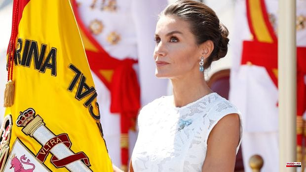 Queen Letizia surprises with a white dress with transparencies