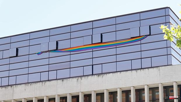 The PSOE hangs the LGTBI flag from the windows of its offices in the Cortes in the face of Vox's refusal to illuminate the facade
