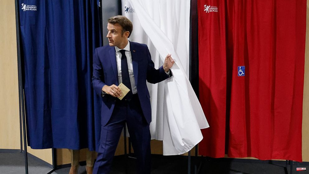 French projections: Macron's centrists will retain a majority
