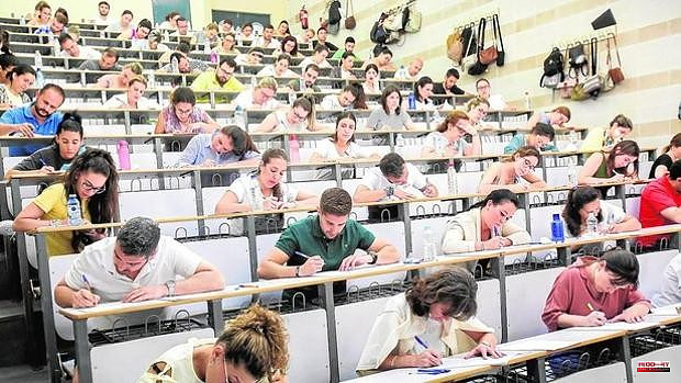 A total of 11,249 applicants will compete this Saturday for one of the 1,035 places for teachers in Castilla-La Mancha