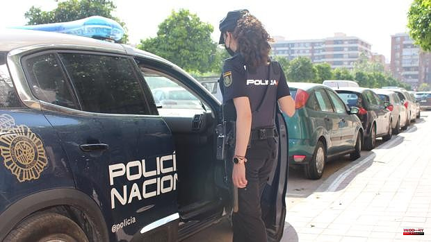 The National Police prevents a woman from committing suicide in Valencia when she was going to jump from a balcony