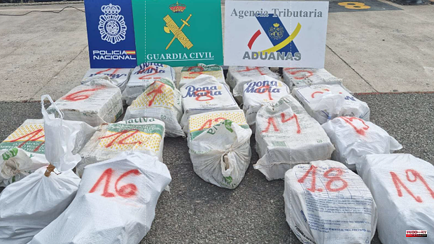 An unidentified fishing boat loaded with 560 kilos of cocaine was located in the south of the Canary Islands