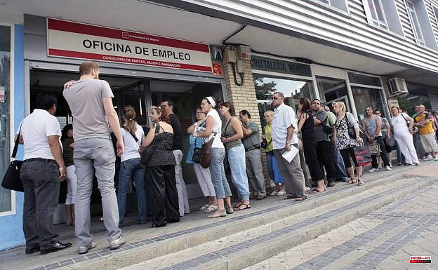 Spain finally returns below three million people without jobs
