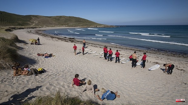 Galician beaches are left without lifeguards: "It is better to be a waiter"