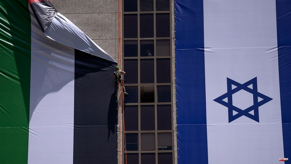 Israeli nationalists wage war against the Palestinian flag
