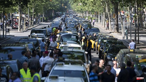 Taxi drivers threaten to collapse Barcelona again against the new VTC regulation