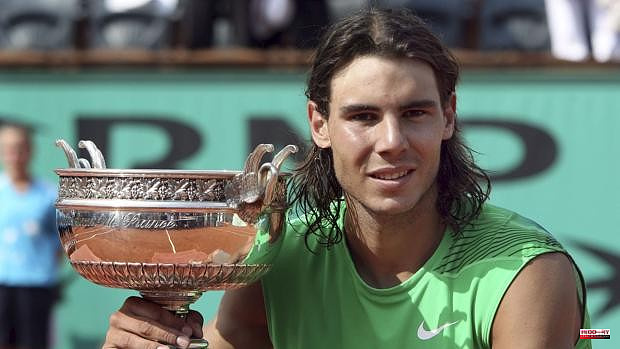 Why is the Roland Garros trophy called the 'Musketeers Cup', how much does it weigh and what is it made of?